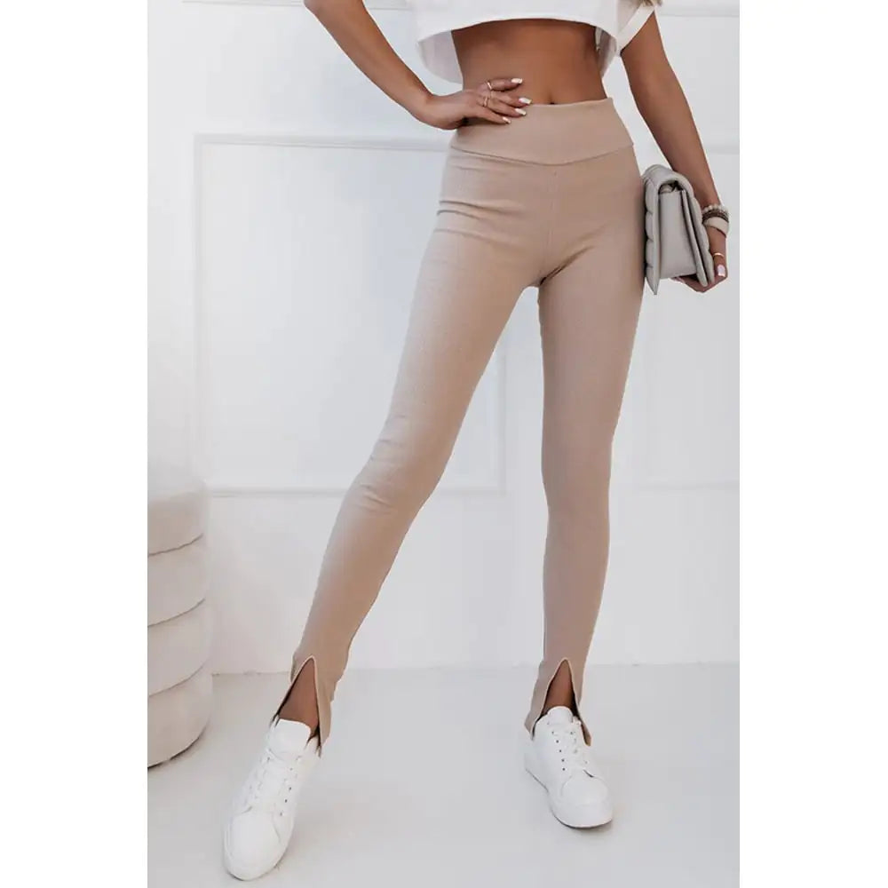 Čierne rebrované legíny s vysokým pásom a rozparkom na jeseň